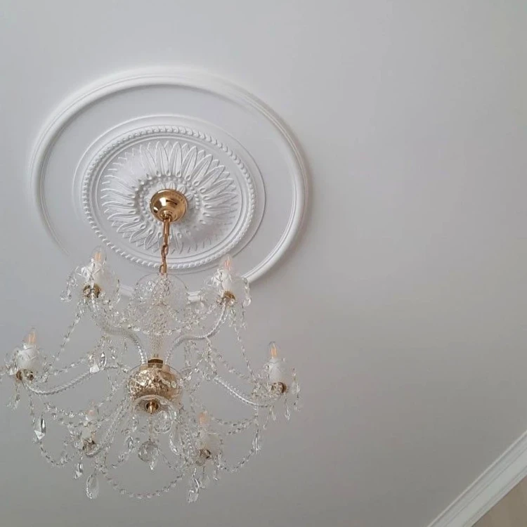 rozeta sufitowa gipsowa R-312 aranżacja wnętrza