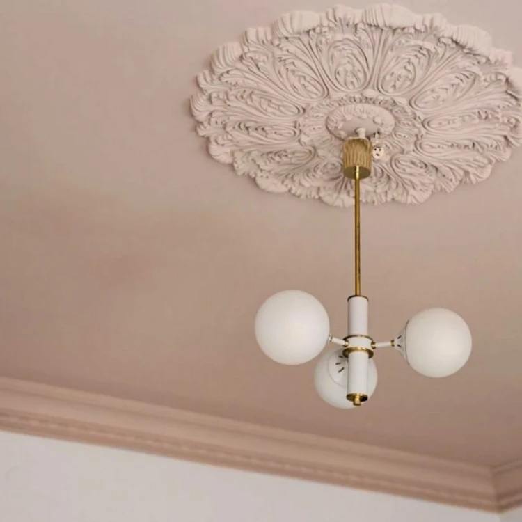 rozeta sufitowa gipsowa R-330 we wnętrzu