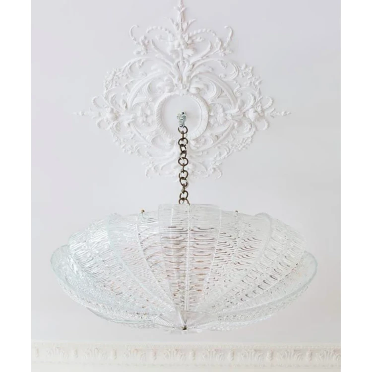 rozeta sufitowa gipsowa R-338 we wnętrzu